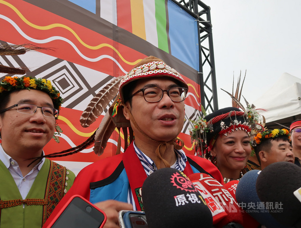 高雄市長陳其邁(中)17日出席2020高雄市原住民族聯合豐年節活動,受訪時針對立榮包機飛東沙航班折返一事表示,市府會和交通部、海巡署、海委會聯繫研商如何確保飛航安全;他也批評至今香港說法語焉不詳,令人匪夷所思,且嚴重危害飛安,港方應負責任。中央社記者王淑芬攝 109年10月17日