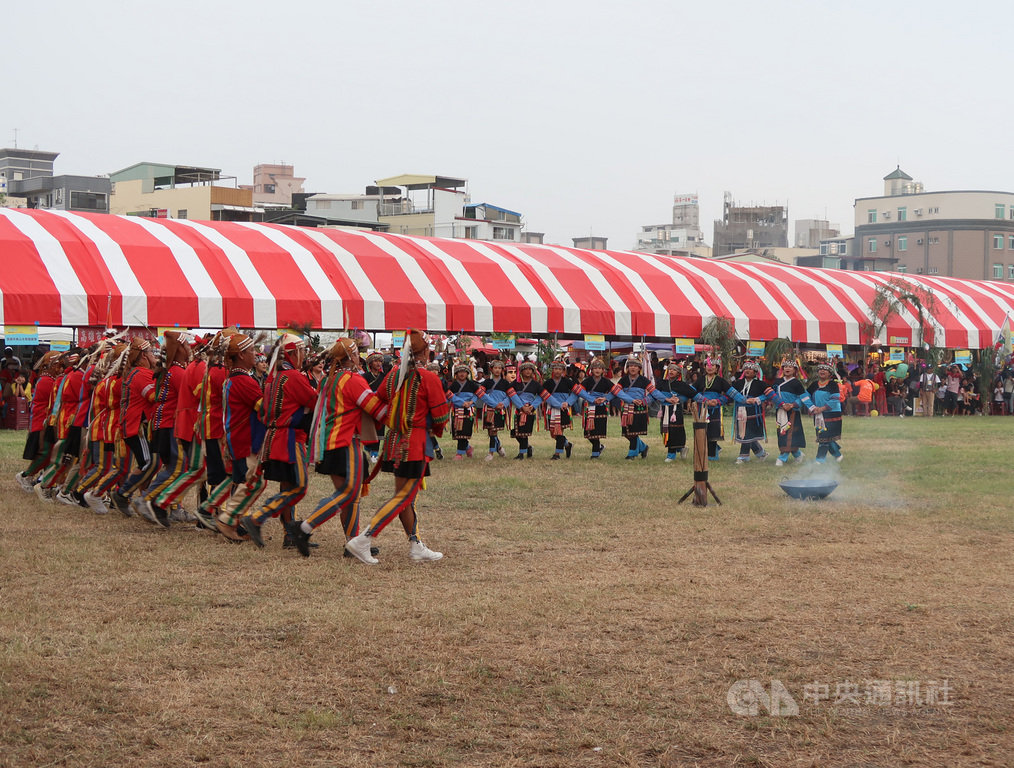 2020高雄市原住民族聯合豐年節17日在鳳山區登場,吸引大批民眾到場共襄盛舉,今年以拉阿魯哇族為主題,族人現場進行「聖貝祭」祈福。中央社記者王淑芬攝 109年10月17日