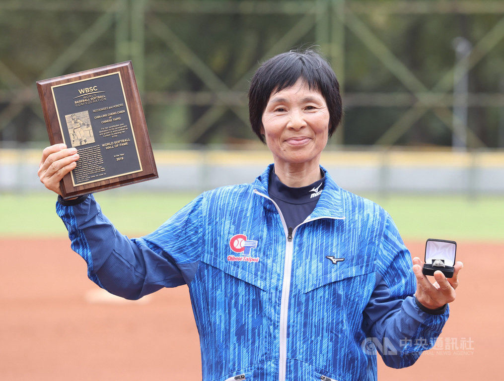 去年底在世界棒壘球總會(WBSC)會員大會中,前台灣女壘國家隊王牌投手張簡金玲獲推薦入壘球名人堂,為棒壘球合併後,台灣首名獲選入名人堂的女球員,她17日開心收下WBSC頒發的名人堂獎牌、戒指。(中華民國壘球協會提供)中央社記者謝靜雯傳真 109年10月17日