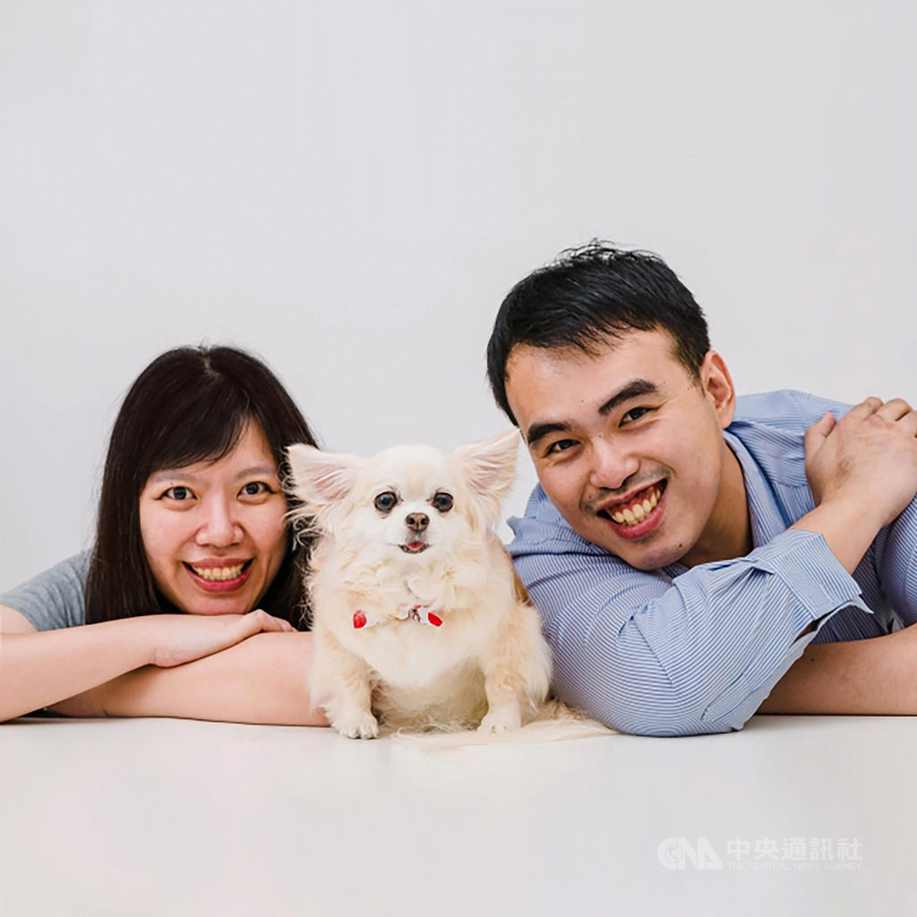 5歲吉娃娃Febby(中)被認養前就被割掉聲帶,甚至有脊椎變形、心臟病等狀況,現任飼主羅涵琳(左)仍不離不棄悉心照料,獲選新北市模範飼主,17日接受表揚。(羅涵琳提供)中央社記者沈佩瑤傳真 109年10月17日