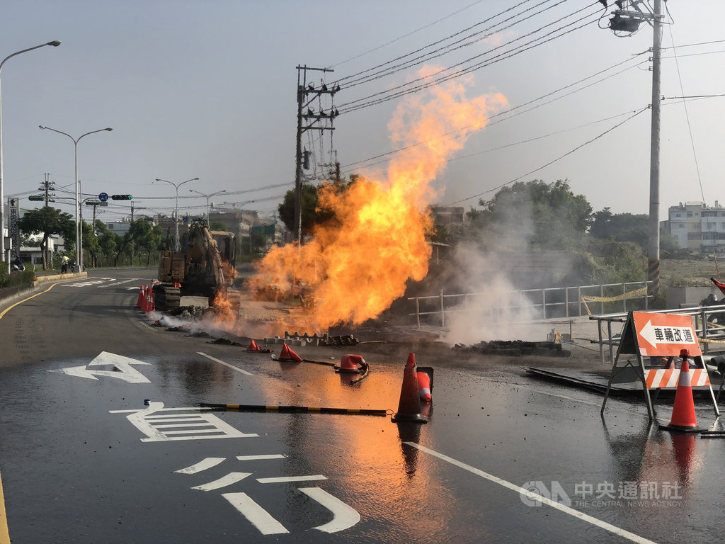 台南市新市區省道台1線17日上午發生怪手施工時,疑不慎挖斷地下瓦斯管線爆炸起火,3名工人灼傷送醫。(台南市消防局提供)中央社記者張榮祥台南傳真 109年10月17日