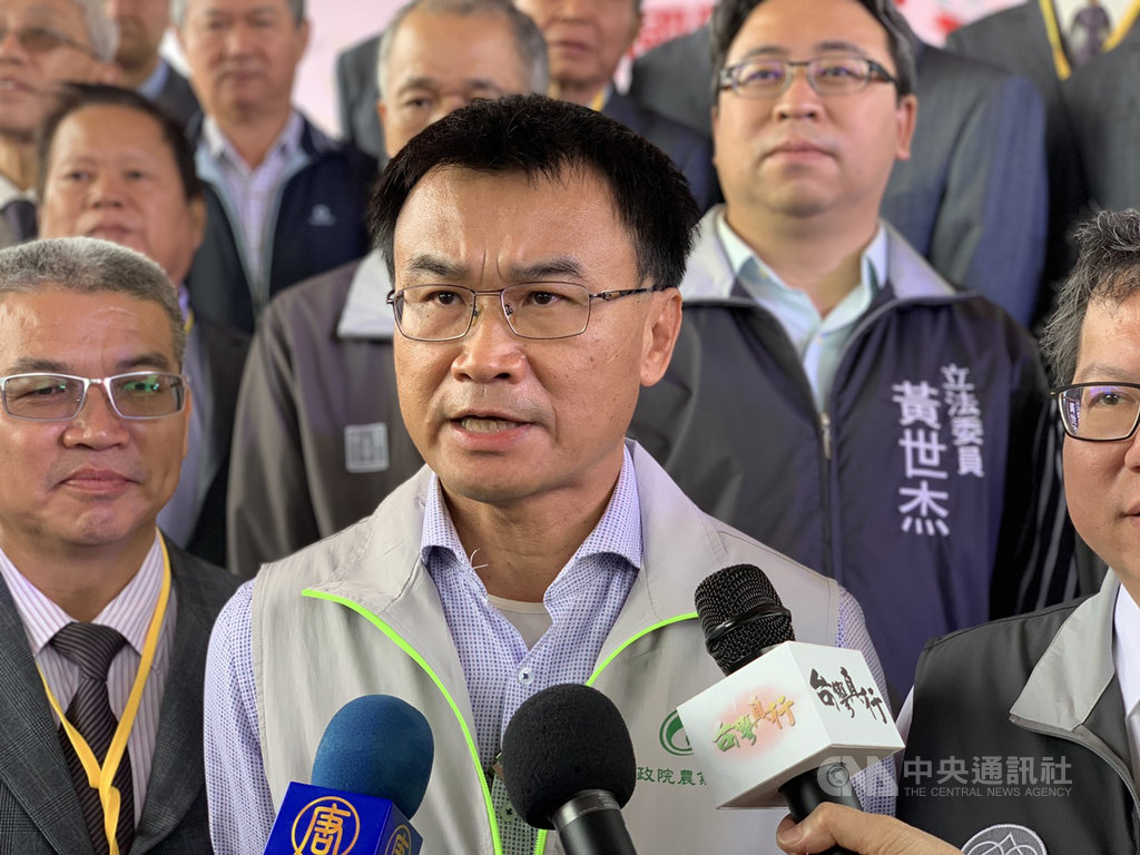 農委會主委陳吉仲(前中)17日表示,水稻停灌每公頃新台幣14萬元補助,可具體保證一定遠高於桃園市、新竹與苗栗縣農民可得到的收入。中央社記者葉臻攝 109年10月17日