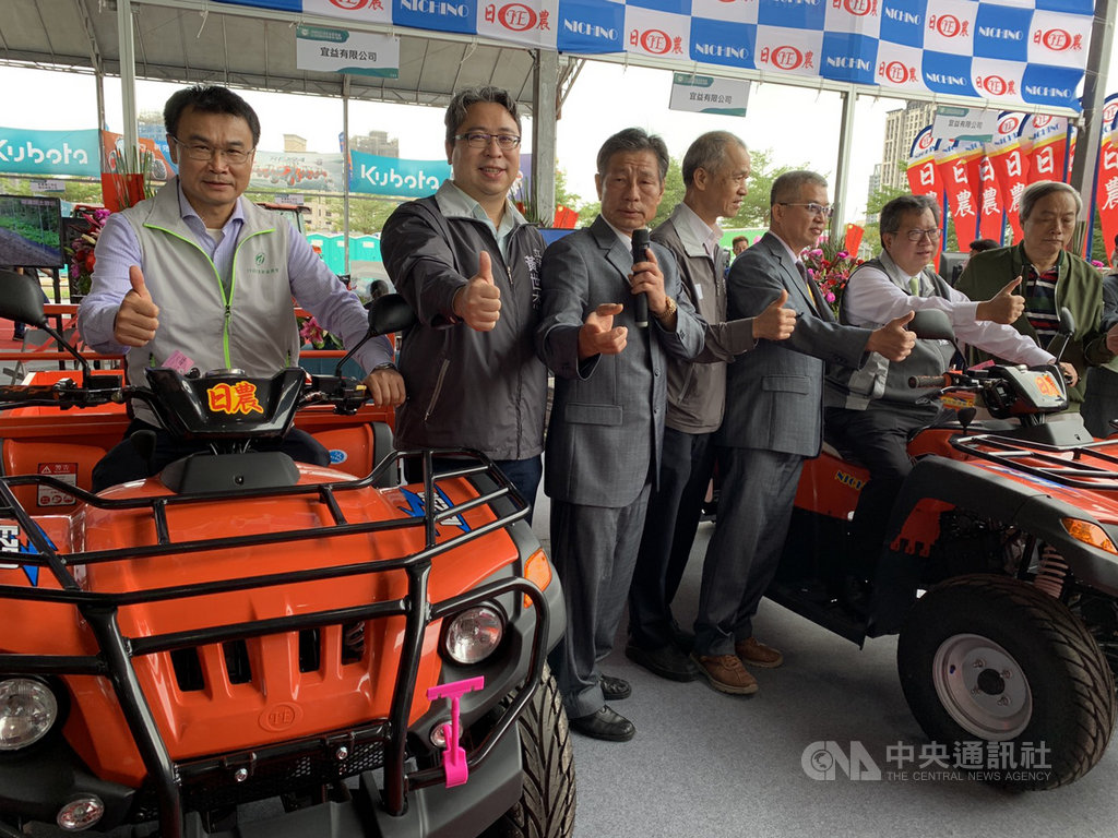 農委會主委陳吉仲(左1)17日偕同桃園市長鄭文燦(右2)出席2020台灣國際農業機械暨資材展,體驗大型農機。中央社記者葉臻攝 109年10月17日