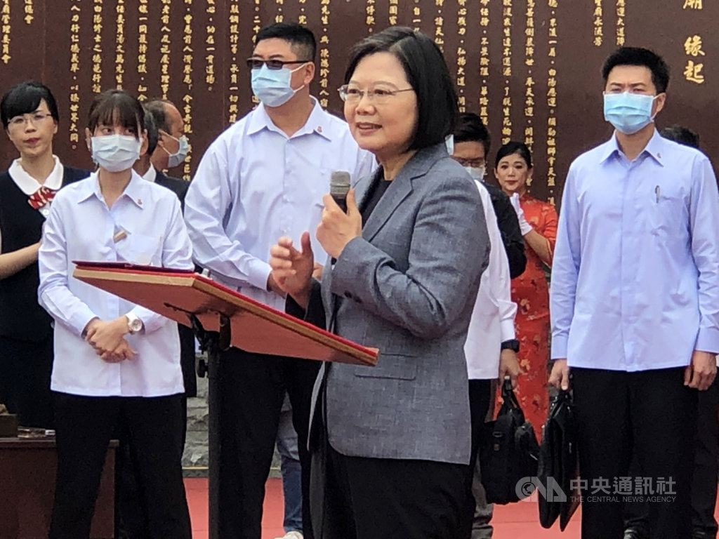 總統蔡英文(前中)17日出席一貫道祖師紀念館白陽聖廟落成典禮,肯定一貫道道親們在各種重要社會公益項目上的投入和付出,是政府重要的救災夥伴,也發揮了安定人心的重要力量。中央社記者趙麗妍攝 109年10月17日