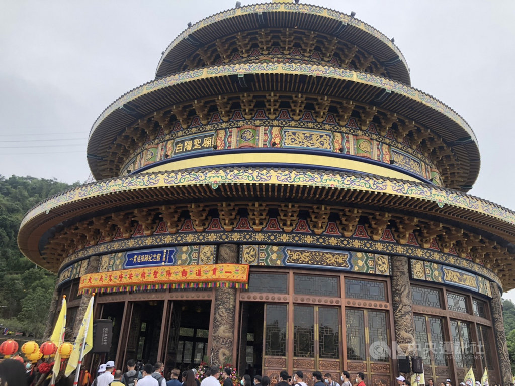 位於台中市霧峰區的一貫道祖師紀念館白陽聖廟,投注20多年時間興建完成,17日舉行落成典禮。中央社記者趙麗妍攝 109年10月17日