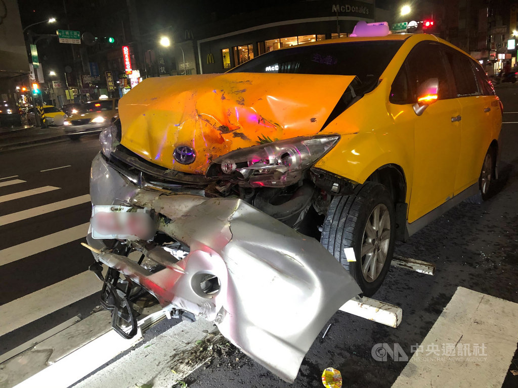 65歲林姓計程車司機17日凌晨駕車行經新北市三重區自強路一段與正義北路交界時,疑突發疾病釀自撞車禍,造成車頭凹陷、嚴重變形,林男送醫後宣告不治。(民眾提供)中央社記者沈佩瑤傳真 109年10月17日