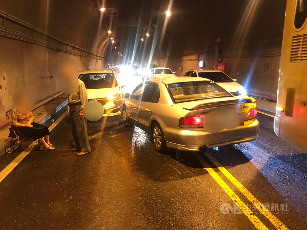 花蓮新城警分局17日上午獲報,在台9線蘇花公路162.6公里處匯德隧道內發生車輛碰撞意外,現場交通大打結,人員到場發現為羅姓老翁駕駛的自小客車,因擦撞2輛自小客車,車頭毀損,卡在路中動彈不得。(新城警分局提供)中央社記者張祈傳真 109年10月17日