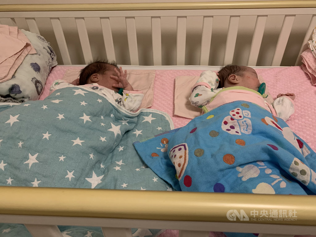 今年30歲的佩佩新婚3個月時意外確診乳癌,罹癌當下什麼都不懂,自己查資料才知道化療可能會導致不孕,她抓緊時間趕在術前完成冷凍胚胎,如今順利生下龍鳳胎。(癌症希望基金會提供)中央社記者張茗喧傳真 109年10月17日