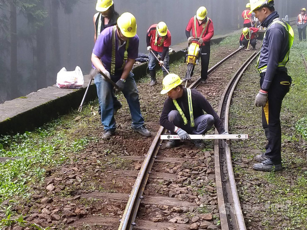 阿里山林業鐵路及文化資產管理處17日指出,阿里山森鐵神木線因15日工程車出軌停駛,經人員加緊趕工搶修,下午完成復軌作業、路線巡檢及列車試運轉,神木線將於18日上午9時45分自阿里山站發車,恢復行駛。(阿里山林業鐵路及文化資產管理處提供) 中央社記者姜宜菁傳真 109年10月17日