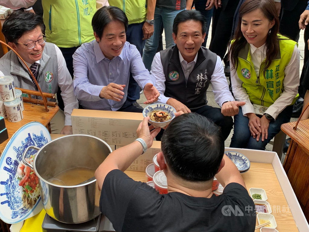副總統賴清德(後左2)17日下午在台南市定古蹟陳德聚堂和來自全台各地的粉絲相見歡,並造訪位在陳德聚堂外的美食攤位,推廣台南美食小吃。中央社記者張榮祥台南攝 109年10月17日