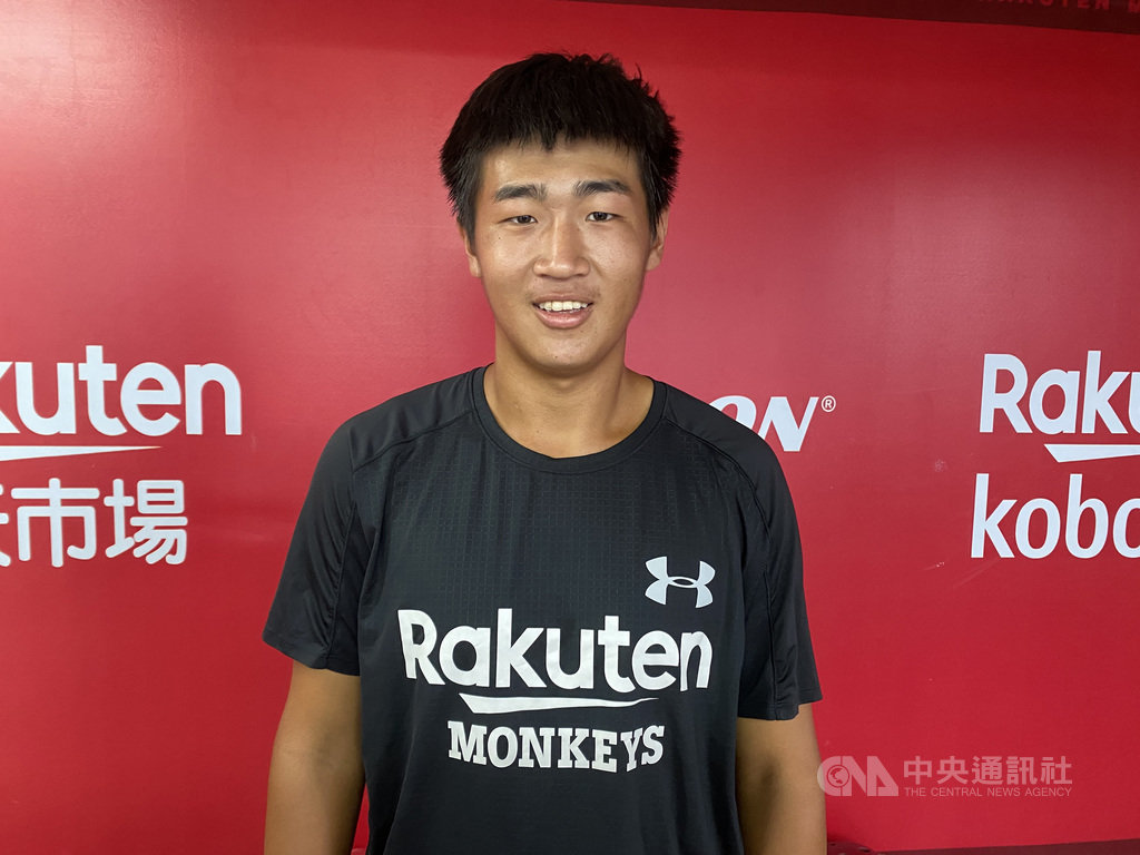 中華職棒樂天桃猿隊預計18日派出新秀投手莊昕諺先發對上中信兄弟隊,這也是他生涯一軍初先發,剛好19日就是他20歲生日,讓莊昕諺直呼非常驚喜。中央社記者楊啟芳攝 109年10月17日