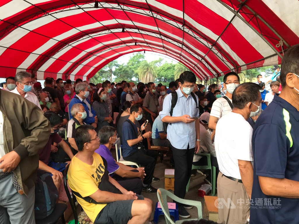 台中市烏日區功德二堂納骨塔增設1200個塔位,14日起開放登記劃位,由於功德二堂納骨塔向來被認為風水好、塔位十分搶手,吸引大批民眾排隊登記,現場設置的遮雨棚內滿是等待民眾。(台中市議員林汝洲提供)中央社記者趙麗妍傳真 109年10月17日