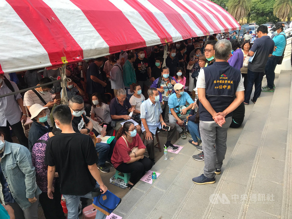 位於台中市烏日區的功德二堂納骨塔,市府日前整修增設1200個塔位,台中市生命禮儀管理處14日開放民眾登記劃位,國民黨籍台中市議員林汝洲17日指出,有民眾在登記5天前徹夜排隊,席地而睡,甚至出現黃牛代排等情形。(台中市議員林汝洲提供)中央社記者趙麗妍傳真 109年10月17日