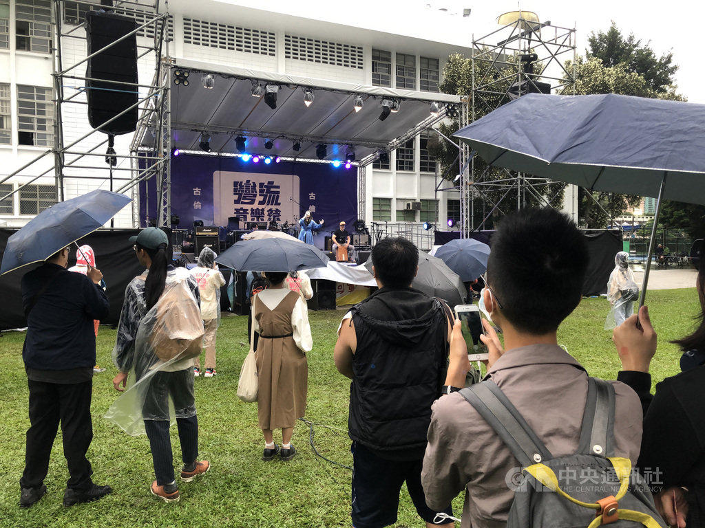 台大學生會文化部、台大台語文社主辦「2020灣流音樂祭」,17日在台大校園登場,盼透過音樂交流,讓更多人認識自己的母語。中央社記者陳至中攝 109年10月17日