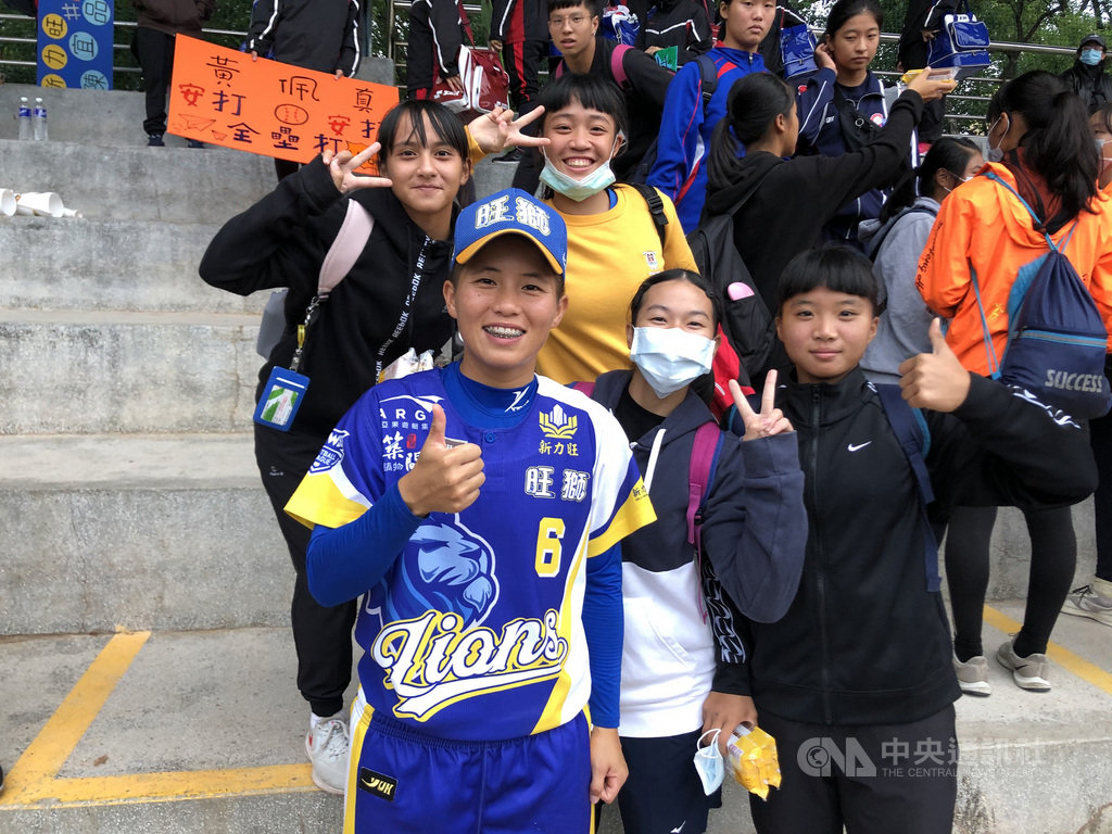 2020新力旺企業女子壘球聯賽季後賽17日點燃戰火,新力旺旺獅隊黃佩真(前左)加油團聲勢浩大,她也在第2戰有關鍵好表現。中央社記者謝靜雯攝 109年10月17日