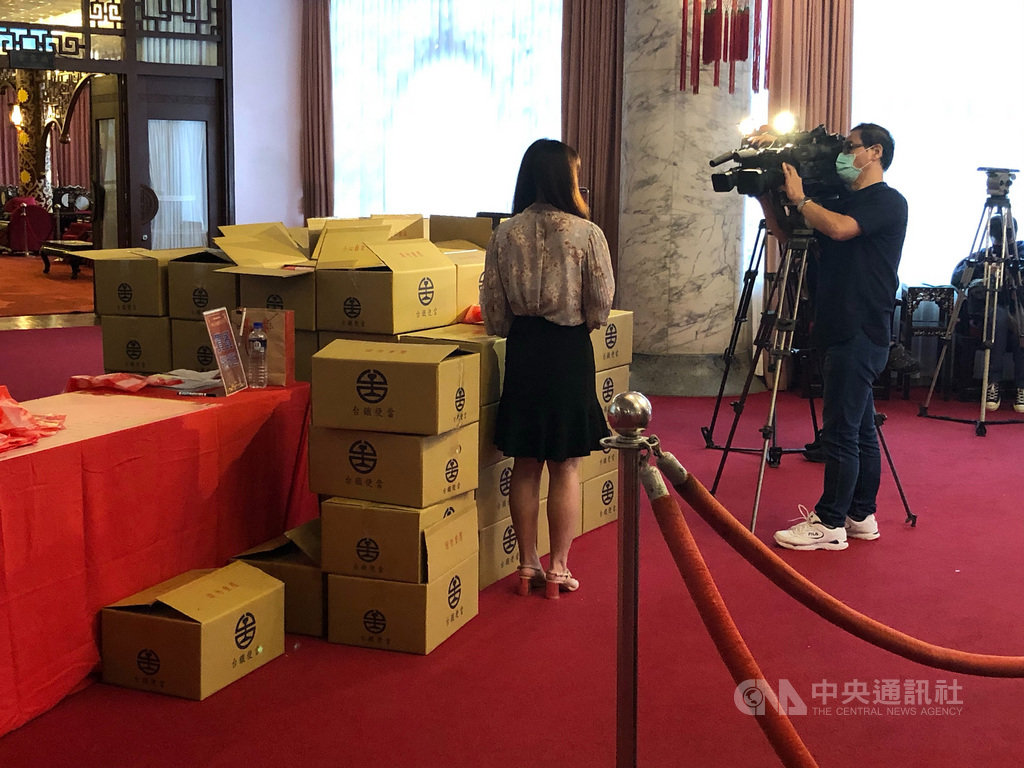 台電職工聯合婚禮今天於陽明山中山樓舉行,因原預定舉行場地漏水,臨時取消宴客、改發台鐵便當,現場也有電視媒體到場採訪。(台電福利會提供)中央社記者吳佳蓉傳真 109年10月17日