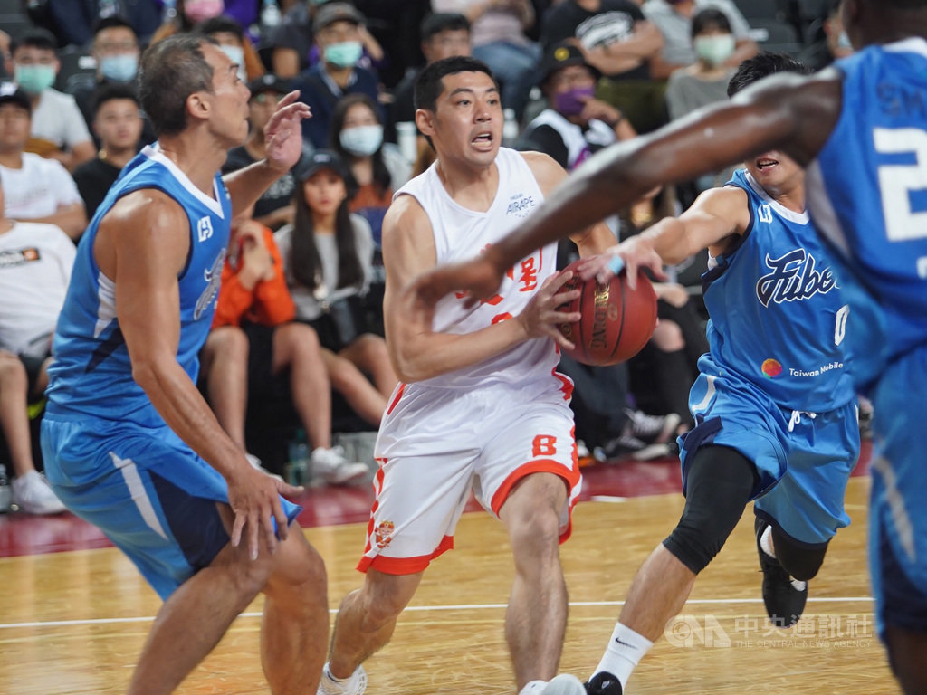 台灣職業籃球聯盟P. League+熱身賽,台北富邦勇士隊(藍衣)17日晚間與桃園領航猿隊(白衣)在新竹縣立體育館交手,雙方場上激戰,終場由富邦勇士以75比67擊敗領航猿,拿下勝利。中為前璞園建築資深後衛陳世杰。中央社記者徐肇昌攝 109年10月17日