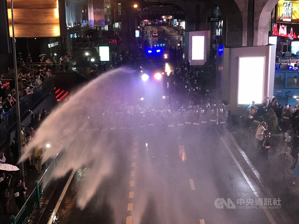泰國民眾16日晚間在曼谷市區巴吞旺路口聚集,施壓政府回應修憲、總理下台及王室改革等訴求,遭警方以水柱驅離。中央社記者呂欣憓曼谷攝 109年10月16日