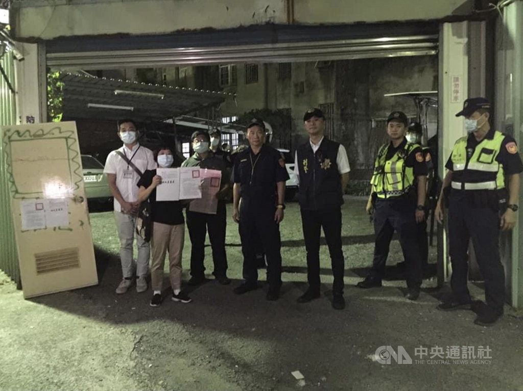 彰化縣員林保安醫院被民眾提報為古蹟、歷史建築,16日晚間有大型機具進駐準備拆除,文化局人員在警方陪同下到保安醫院張貼暫定古蹟公告,暫時保住珍貴的文化資產。(彰化縣文化局提供)中央社記者吳哲豪傳真 109年10月17日