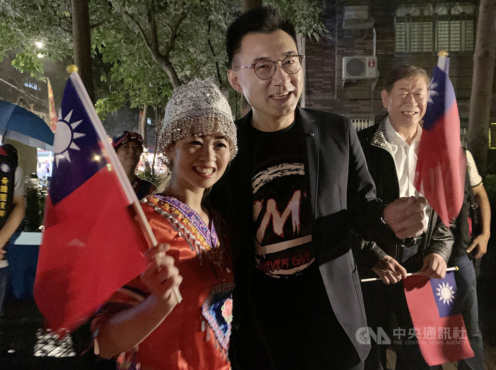 國民黨主席江啟臣(前右)17日出席桃園市復興啟程聯歡會,與支持者一同拿著小國旗開心合影。中央社記者葉臻攝 109年10月17日