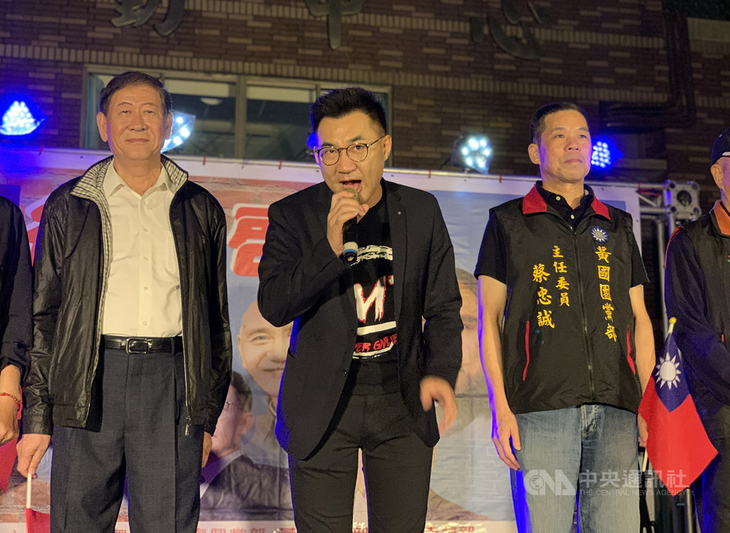 國民黨主席江啟臣(中)17日晚間出席桃園市復興啟程聯歡會,向台下支持者宣達理念。江啟臣受訪時強調,光復節代表的意義是中華民國與台灣很重要的連結,這次由黨中央來發起光復節系列活動,包括研討會、音樂會,希望喚起大家對過去這段歷史的重視。中央社記者葉臻攝 109年10月17日