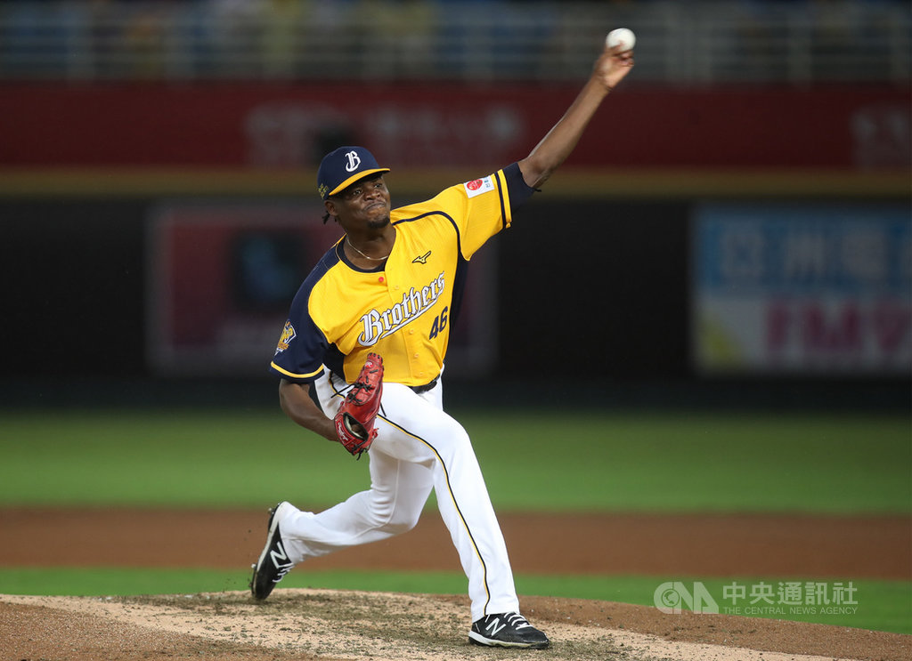 中職中信兄弟隊洋投德保拉(Jose De Paula)17日登板先發,面對樂天桃猿隊主投8局僅失1分,拿下本季第16勝,穩居投手三冠王。中央社記者張新偉攝 109年10月17日