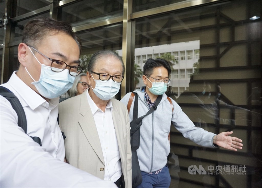 檢調獲報,大眾全球投資控股旗下廣仁科技涉嫌以不實合約,申請銀行信用狀後向銀行辦理押匯,涉嫌違反銀行法等罪。北檢約談廣仁董事長簡明仁到案,17日諭令簡男500萬元交保。中央社記者林長順攝 109年10月17日