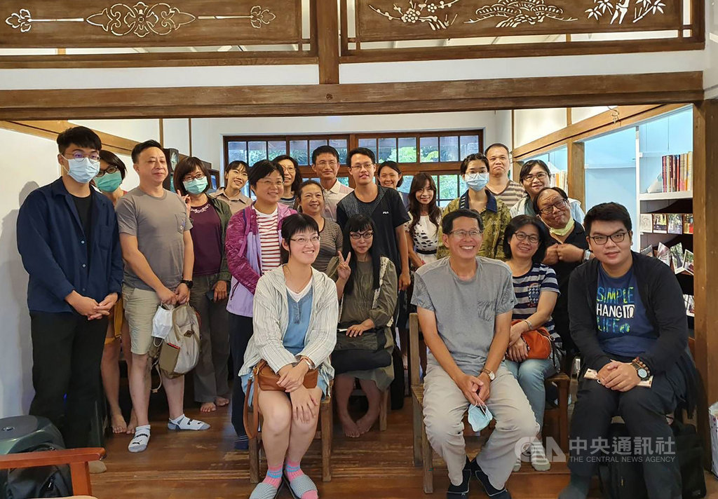 作家劉克襄(前右2)17日受邀到屏東,在2020南國漫讀節以「南方之南的鐵道旅行」為題發表演說,吸引愛好藍皮火車的民眾前來聽講,眾人皆希望未來藍皮觀光列車能保存現在的原汁原味。中央社記者郭芷瑄攝 109年10月17日