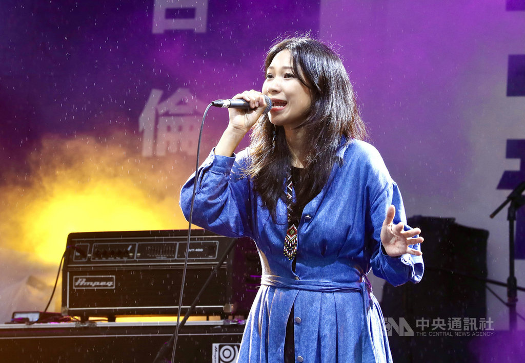 台灣大學學生會文化部和台語文社透過網路為「2020灣流音樂祭」募資成功,活動17日下午在台大校園登場,邀請原住民歌手雅維.茉芮到場獻唱。中央社記者張皓安攝 109年10月17日