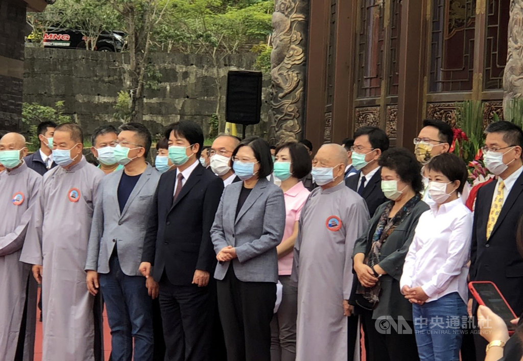 位於台中的一貫道祖師紀念館白陽聖廟17日舉行落成典禮,總統蔡英文(前左5)、副總統賴清德(前左4)、內政部長徐國勇(前右1)、監察院長陳菊(前右3)、立法院副院長蔡其昌(前左3)與台中市長盧秀燕(前右2)等人出席。中央社記者趙麗妍攝 109年10月17日