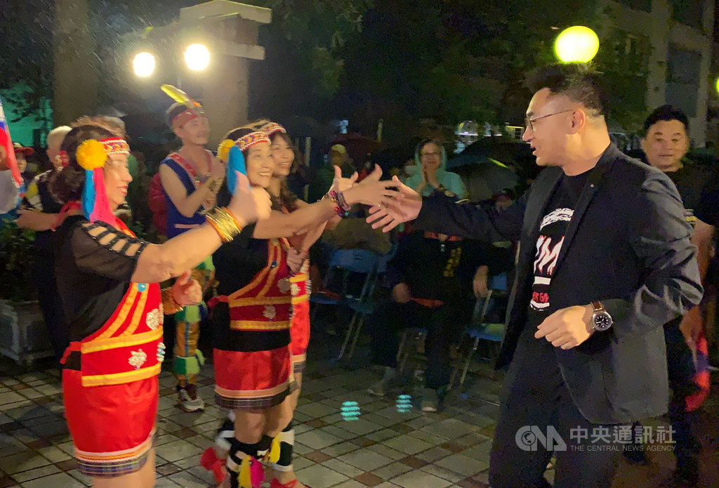 國民黨主席江啟臣(前右)17日在桃園出席桃園市復興啟程聯歡會,受到現場與會民眾歡迎,他也與民眾開心擊掌互動。中央社記者葉臻攝 109年10月17日