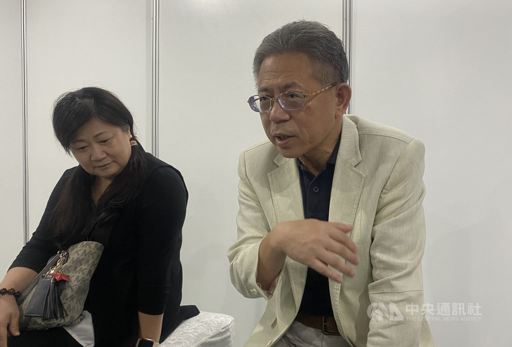 印尼擬要求雇主負擔移工安置費,引發台灣雇主反彈,勞動部次長林三貴(右)17日受訪指出,印尼發布政策所針對的移工輸入國不只台灣,因此必須先了解印尼的情況,目前也正也透過外交系統了解相關政策發布情形、實施範圍及時間等。中央社記者吳欣紜攝 109年10月17日