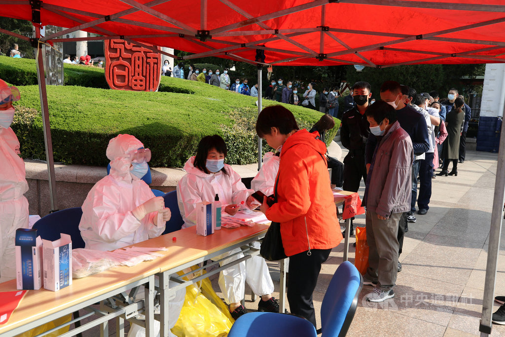 據官方通報,近日爆發武漢肺炎本土疫情的中國大陸山東省青島市,16日晚間完成全市核酸檢測,總計1089萬餘份均呈陰性。圖為青島市民排隊接受檢測。(中新社提供)中央社 109年10月17日