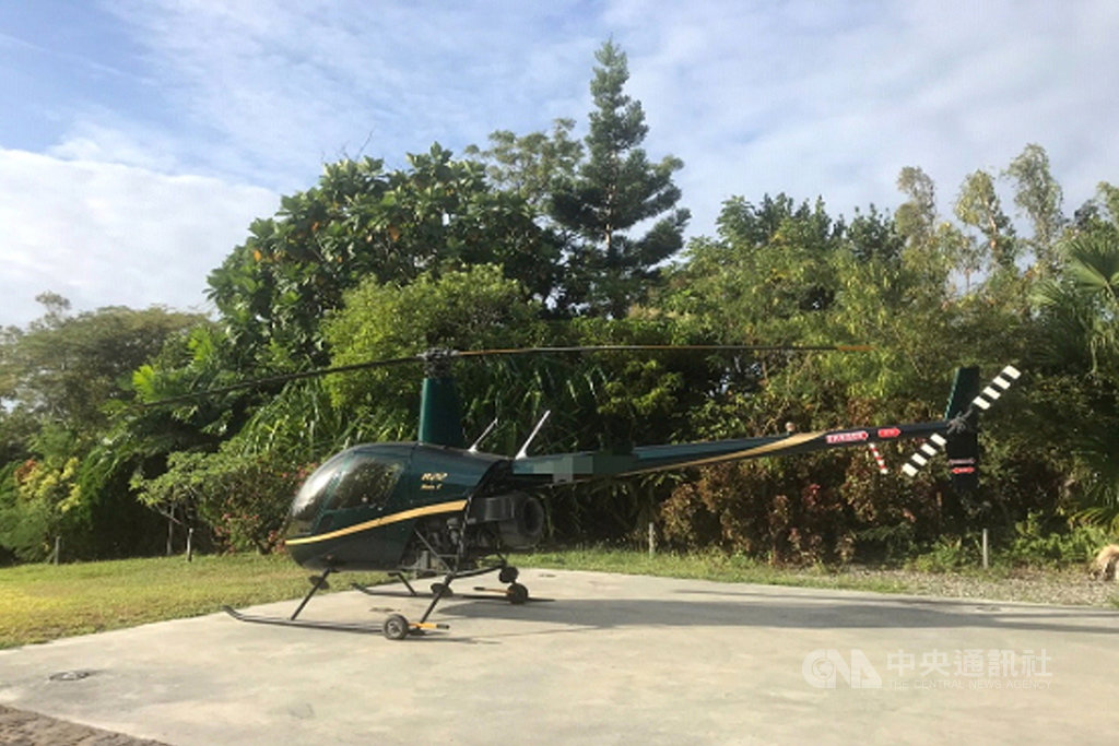 台東東海岸發生民間私人直升機違規飛行,台東地檢署日前查扣R22型直升機,16日傳喚駕駛陳男到案,但他否認違法飛行,檢方諭知25萬元交保。(台東地檢署提供)中央社記者盧太城台東傳真 109年10月17日