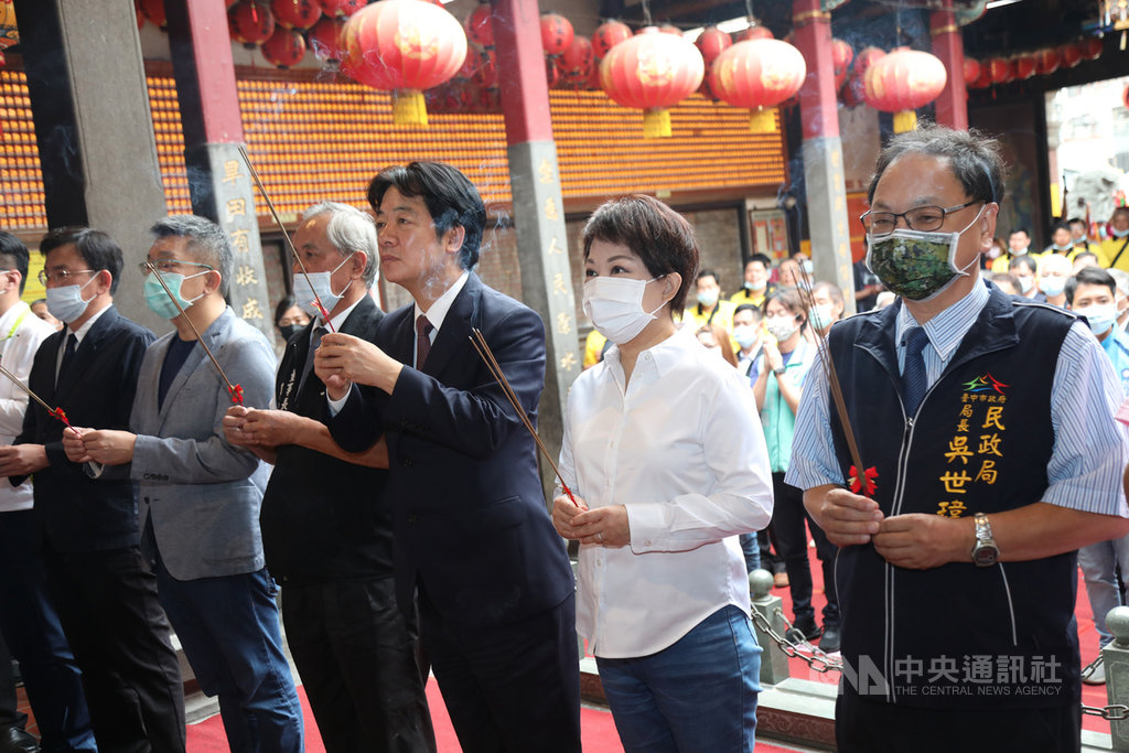 台中樂成宮「旱溪媽祖遶境十八庄」活動因疫情延後舉辦,17日上午在樂成宮廟埕舉行起駕儀式,副總統賴清德(前右3)、台中市長盧秀燕(前右2)與立法院副院長蔡其昌(前右5)前往參香。中央社記者趙麗妍攝 109年10月17日