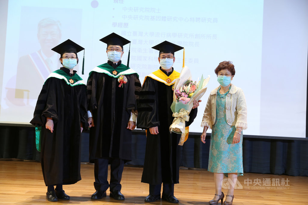 前副總統陳建仁(右2)16日獲高雄醫學大學頒授名譽博士學位,陳建仁妻子羅鳳蘋(右)上台獻花。(高雄醫大提供)中央社記者王淑芬傳真 109年10月17日
