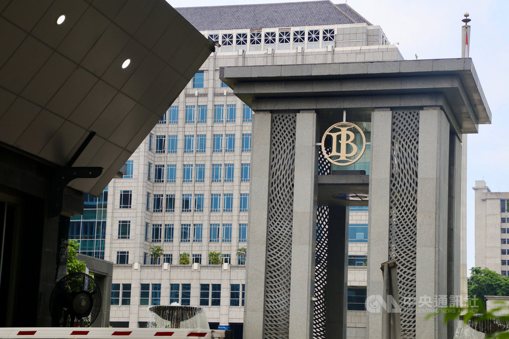 疫情重創印尼經濟,印尼擬修改中央銀行法,方便政府運用貨幣政策,增加救經濟財源,外界憂心印尼央行將喪失獨立性。中央社記者石秀娟雅加達攝 109年10月17日