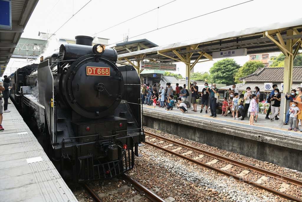 有「蒸汽火車之王」之稱的DT668,17日在台南保安車站鳴笛啟動,是台南車站120週年「驛藝生輝:追雲去」懷舊系列活動的重頭戲,17、18日只有7個車班段次,吸引不少民眾到場共襄盛舉。(台南市政府提供)中央社記者張榮祥台南傳真 109年10月17日