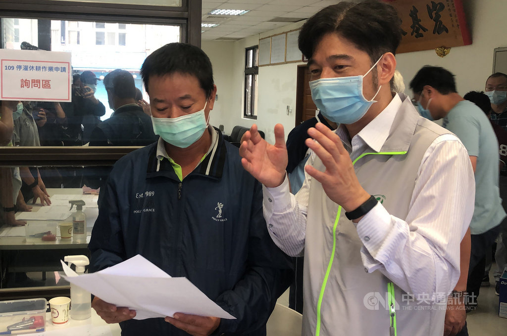 桃竹苗1.9萬公頃農田停灌,17日起可申請水稻每公頃補助14萬元,農田水利署長蔡昇甫(右)上午到水利署桃園管理處大園工作站視察停灌補償申請作業。中央社記者葉臻攝 109年10月17日