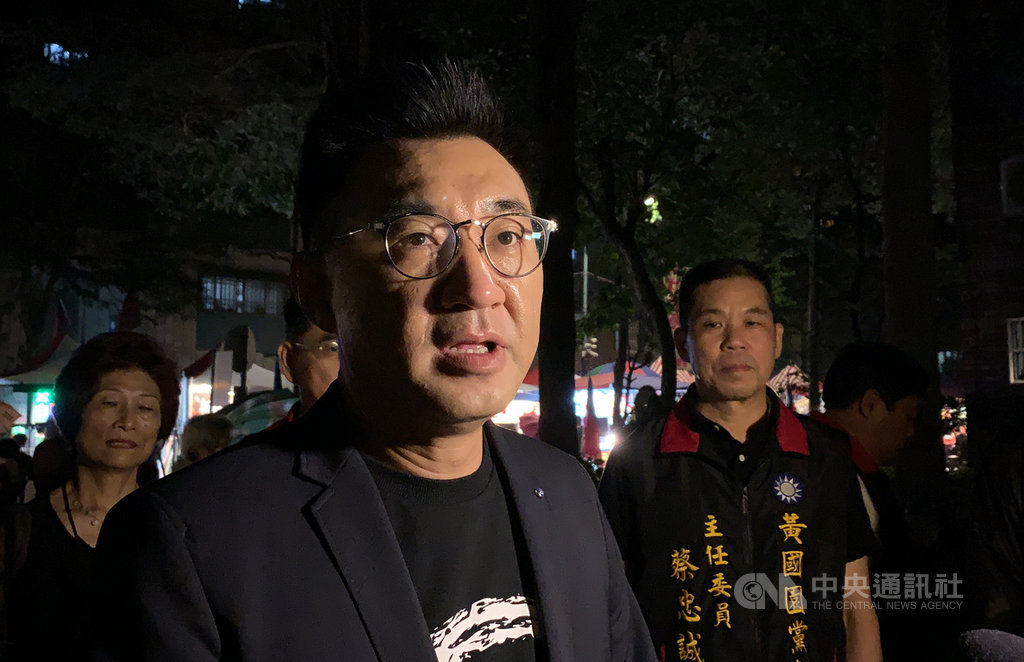 國民黨主席江啟臣(前)17日晚間出席桃園市復興啟程聯歡會時表示,公投是人民的直接民權,政府沒有理由剝奪,更何況民進黨過去一直在呼籲公投,現在掌權、連任了就完全推翻掉,根本是「打著公投來反公投,打著民主來反民主」。中央社記者葉臻攝 109年10月17日