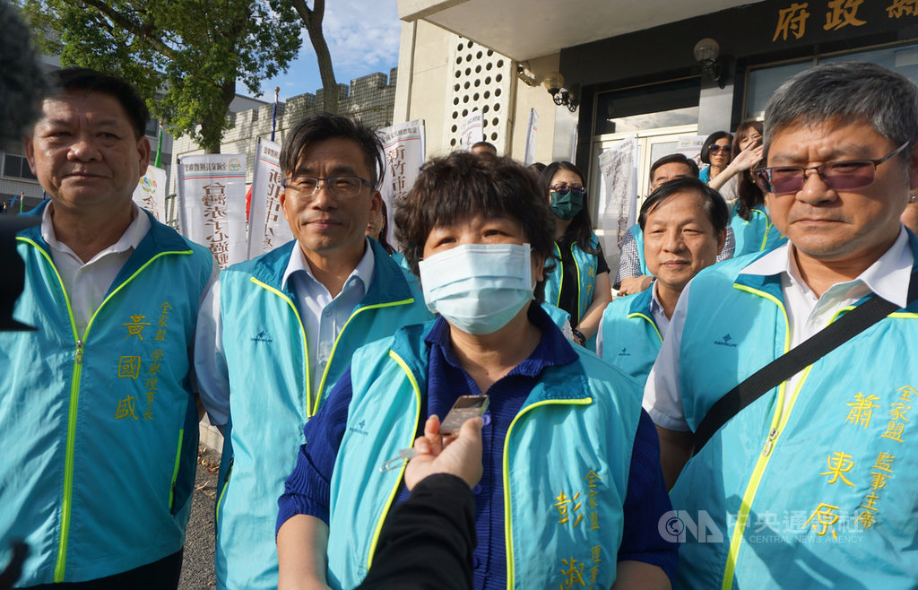 全國家長團體聯盟理事長彭淑燕(前右2)17日在金門呼籲,教育部應儘速讓大學端公開說明學習歷程對應入學審查的標準,越透明越能讓學生及家長安心。中央社記者黃慧敏攝 109年10月17日