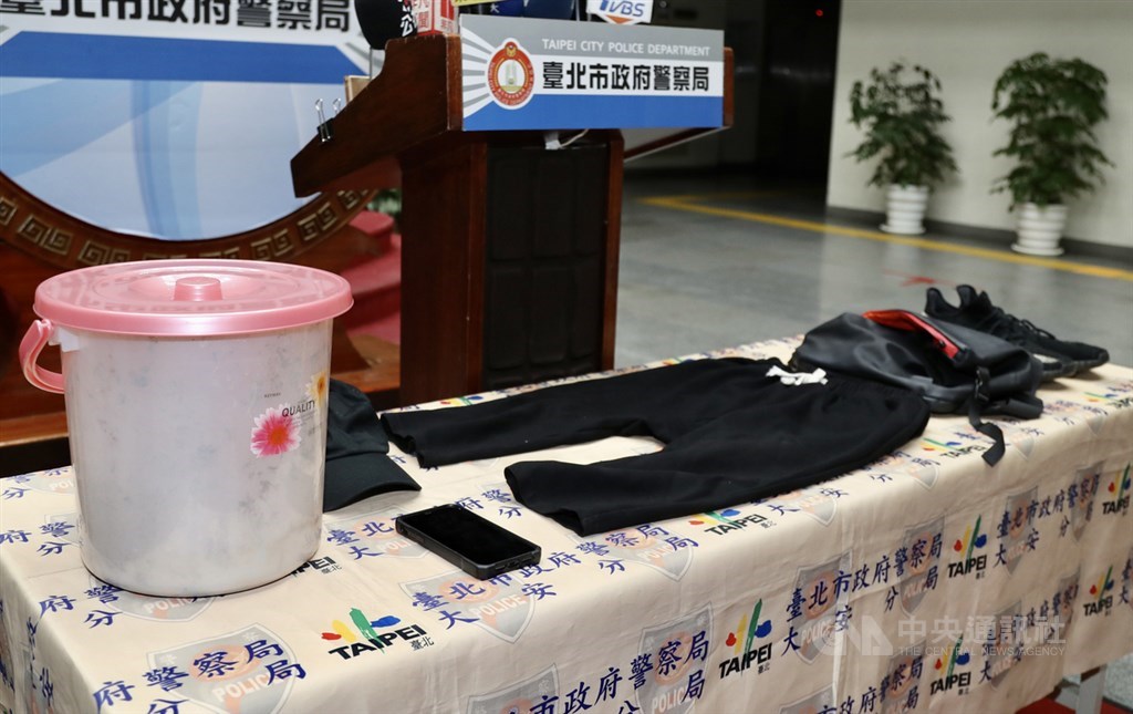 協助在台灣尋求庇護香港人維持生計的「保護傘」餐廳16日遭人潑穢物,台北市警方成立專案小組,17日逮捕涉案的莫姓男子,並起出作案鞋帽、背包與裝穢物水桶。中央社記者張皓安攝 109年10月17日