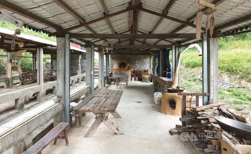 馬祖東莒閒置15年的正泰養雞場,由改造團隊大浦Plus+重新修復養雞場損壞嚴重的建築結構,並利用海漂木竹、在地採集的砂土和花崗岩,搭建土窯、土灶和雞舍,將空間重新規劃為食農教育與長照共餐戶外基地。(大浦Plus+團隊提供)中央社記者邱筠馬祖傳真 109年10月17日