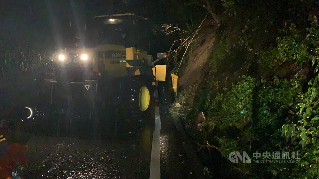 台9線蘇花公路17日凌晨大雨持續不斷,東澳至南澳路段凌晨1時許實施預警性封路,經工務段人員巡查及搶災機具清理零星落石及坍方後開放通車,恢復正常通行。(公路總局提供)中央社記者王朝鈺傳真 109年10月17日