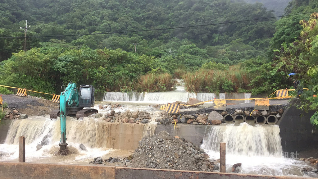 受連日大雨影響,宜蘭警方17日上午獲報東澳粉鳥林便道遭溪水沖垮,立即派員到場協助交通管制並拉起封鎖線,相關單位也緊急派遣機具和人員到場搶修。(讀者提供)中央社記者王朝鈺傳真 109年10月17日