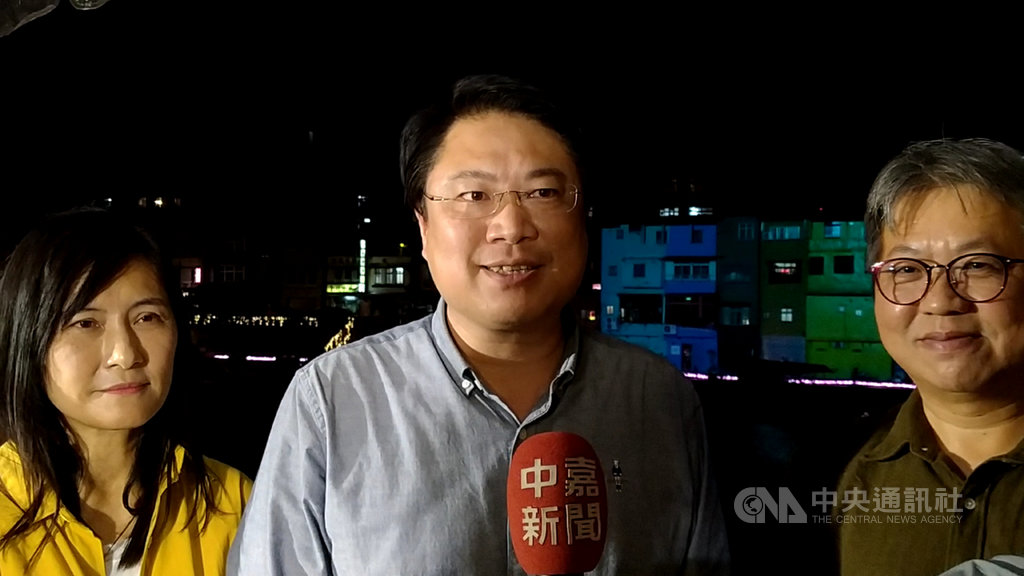 基隆市政府17日晚間在正濱漁港推出「正濱浪漫夜光雕展演」,基隆市長林右昌(中)、交通部觀光局副局長周廷彰(右)和基隆市政府觀光及城市行銷處長曾姿雯(左)出席。中央社記者王朝鈺攝 109年10月17日