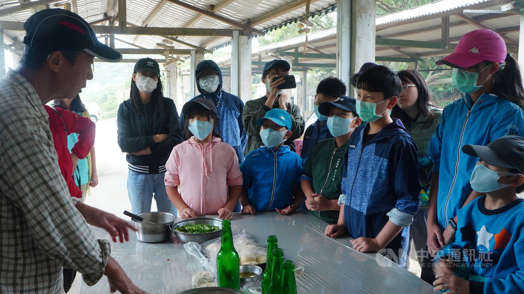 馬祖東莒閒置15年的正泰養雞場重新開幕,東莒居民曹祥如帶領東莒國小師生製作蔥油餅和刀削麵,利用東莒自產的南瓜、鯷魚乾、紅糟等食材,傳承島嶼飲食文化和生活經驗,重現馬祖居民移居台灣時賣蔥油餅的謀生手藝。(大浦Plus+團隊提供)中央社記者邱筠馬祖傳真 109年10月17日