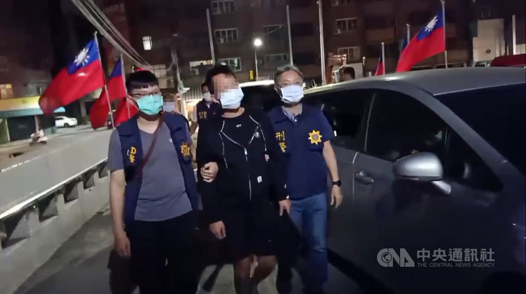 高雄市政府警察局鳳山分局17宣布偵破一起男子夥同友人向母詐財案,林姓男子(中)因不堪被逼還債務,偕友人自導自演被擄,透過友人向母親詐財,警方跟監並識破兩人詐財詭計2小時逮人,全案訊後依詐欺罪嫌函送地檢署偵辦。(鳳山分局提供)中央社記者王淑芬傳真 109年10月17日