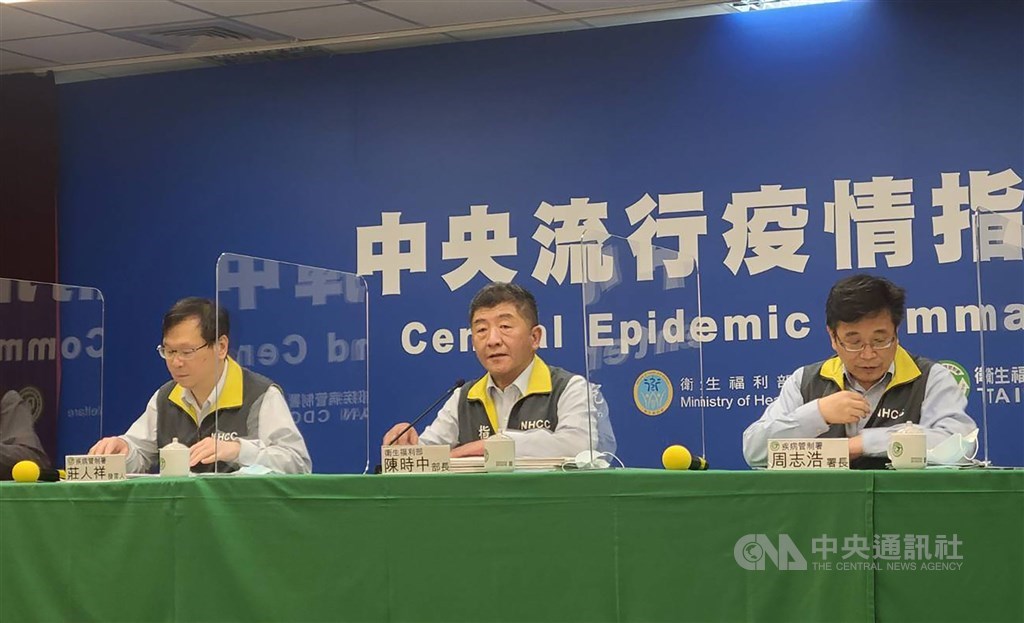 公費流感疫苗民眾接種踴躍,超乎預期,衛福部16日緊急宣布17日起暫緩健康、無高風險慢性病50至64歲成人接種,引發民怨。衛福部長陳時中(中)17日親上火線,對於造成民眾不便,表達最大歉意。中央社記者張茗喧攝 109年10月17日