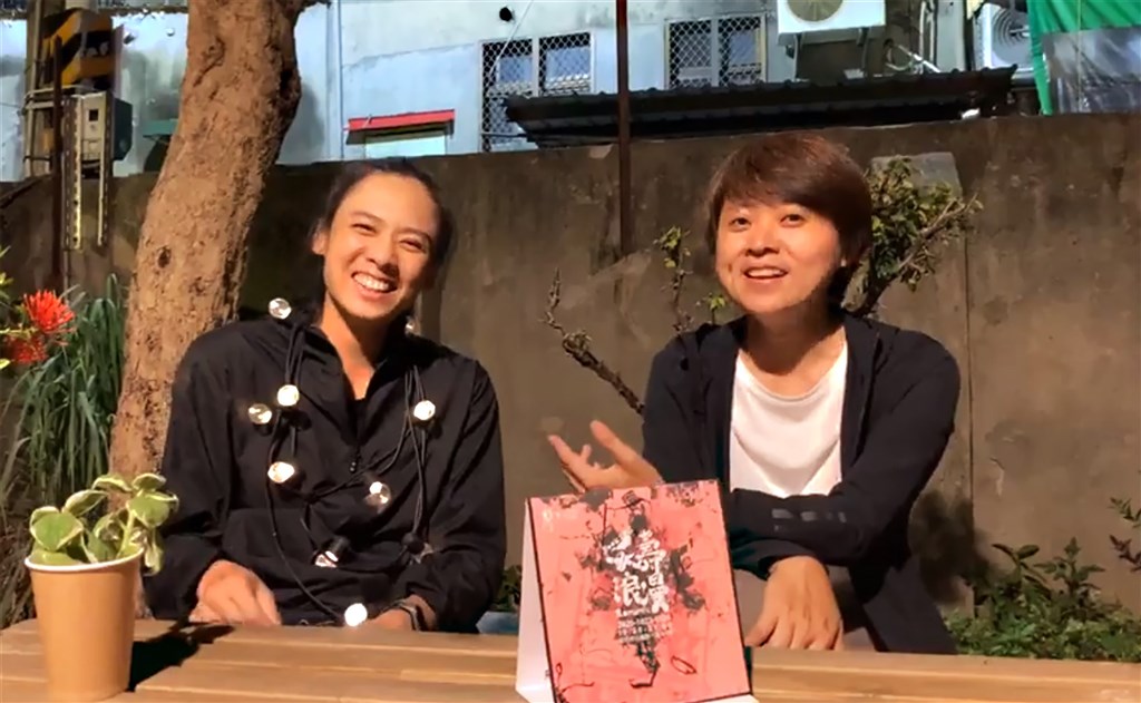 旅德舞者吳思瑋(左)與白色方塊工作室店長黃書萍(右)皆是曾在外地打拚,多年前返回故鄉彰化的地方創生青年世代,今年攜手在南郭郡守官舍推出年度製作「夭壽浪漫」,將百年老屋與表演藝術巧妙融合,讓藝術更加平易近人,兩人日前透過臉書直播,與民眾分享創作點滴。(圖取自Szu-Wei Wu / 吳思瑋 / 聲舞團臉書網頁facebook.com)